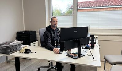 Rainer Prigge (links) freut sich auf die künftige Zusammenarbeit mit Marcel Stoops und zeigt mit dem Zusammenschluss vollstes Vertrauen in den Dachdeckermeister.