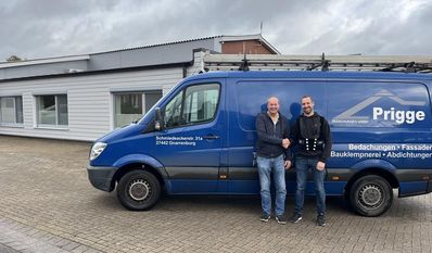 Rainer Prigge (links) freut sich auf die künftige Zusammenarbeit mit Marcel Stoops und zeigt mit dem Zusammenschluss vollstes Vertrauen in den Dachdeckermeister.