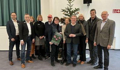 Im Außenbereich präsentieren 21 Aussteller Selbstgebasteltes, eigens Produziertes und zahlreiche Leckereien für die Gäste des Ritterhuder Weihnachtsmarktes.