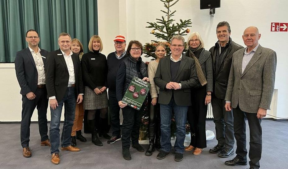 Im Außenbereich präsentieren 21 Aussteller Selbstgebasteltes, eigens Produziertes und zahlreiche Leckereien für die Gäste des Ritterhuder Weihnachtsmarktes.