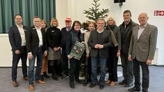 Im Außenbereich präsentieren 21 Aussteller Selbstgebasteltes, eigens Produziertes und zahlreiche Leckereien für die Gäste des Ritterhuder Weihnachtsmarktes.