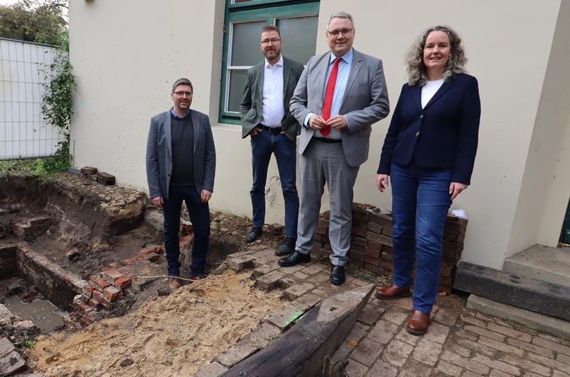 (v. r.) Museumsleiterin Ellen Horstrup, Landrat Marco Prietz, Kreisarchäologe Dr. Stefan Hesse und Projektleiter Landkreis Eike Burfeind vor einer Grabung im Außenbereich des Museums.