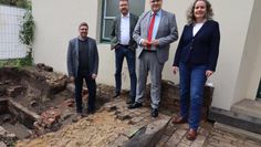(v. r.) Museumsleiterin Ellen Horstrup, Landrat Marco Prietz, Kreisarchäologe Dr. Stefan Hesse und Projektleiter Landkreis Eike Burfeind vor einer Grabung im Außenbereich des Museums.