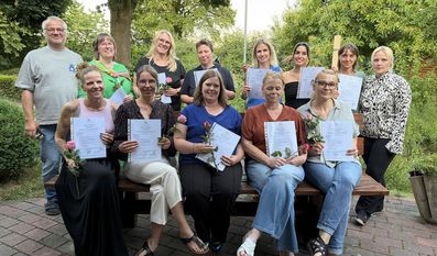Die Teilnehmerinnen haben die Maßnahme erfolgreich abgeschlossen und können nun Grundschulen mit ihren pädagogischen Fähigkeiten unter die Arme greifen.