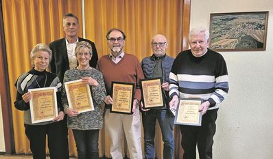 Hambergen (eb). Bei der Jahreshauptversammlung des TV Hambergen blickte der Vorsitzende Uwe Brandhorst auf die besonderen Veranstaltungen im vergangenen Jahr zurück. Zudem wurden mehrere Mitglieder für 25, 40 und 50 Jahre Mitgliedschaft geehrt werden. Bei den Wahlen wurde Rena Behrendt zu zweiten Vorsitzenden ernannt. Im vergangenen Jahr war dieses Amt nicht besetzt.
Am Ende gab Brandhorst noch bekannt, dass die Beiträge im kommenden Jahr erhöht werden sollen. Wie und in welcher Höhe das geschehen soll, sei noch nicht geklärt.