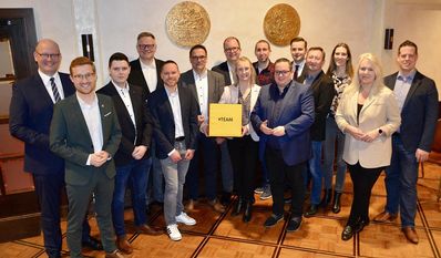 Dirk-Frederik Stelling (2. v. li.) übt scharfe Kritik an Hannebacher.