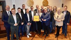 Dirk-Frederik Stelling (2. v. li.) übt scharfe Kritik an Hannebacher.