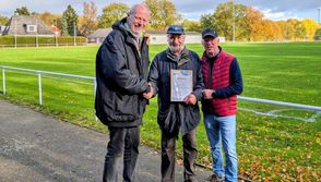 Jürgen Bohling (links) und Jürgen Linke überraschten Harald Behrens.