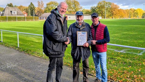 Jürgen Bohling (links) und Jürgen Linke überraschten Harald Behrens.