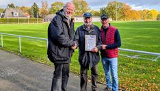 Jürgen Bohling (links) und Jürgen Linke überraschten Harald Behrens.