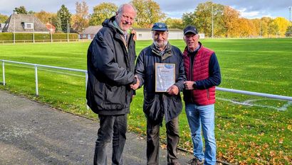Jürgen Bohling (links) und Jürgen Linke überraschten Harald Behrens.