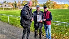 Jürgen Bohling (links) und Jürgen Linke überraschten Harald Behrens.