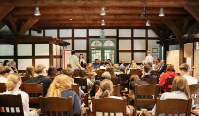 Eine gut gefüllte Ratsdiele in Worpswede.