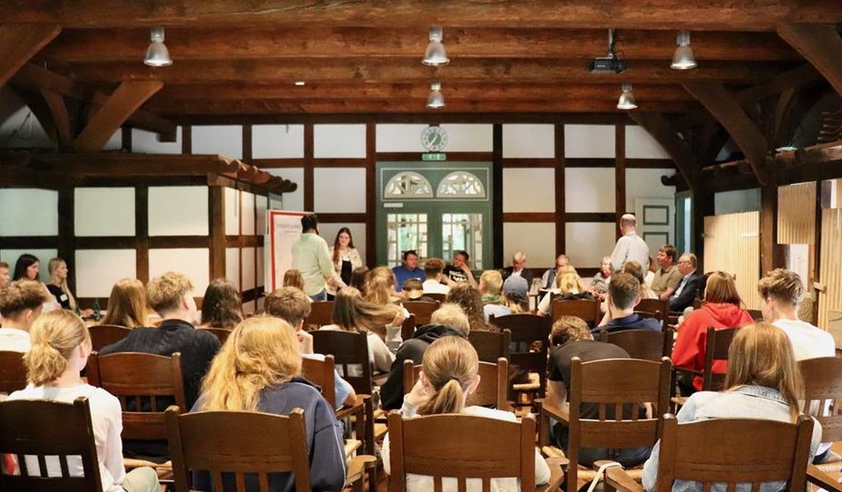 Eine gut gefüllte Ratsdiele in Worpswede.