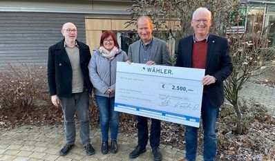 Den symbolischen Check übergaben Frank von der Geest (rechts) gemeinsam mit Wähler-Mitarbeitenden kürzlich an Volker Rosenfeld (Zweiter von rechts) auf dem Hospizgelände in Bremervörde. Foto:eb
