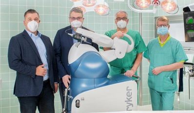 (V.l.n.r.): Siegfried Ristau, Geschäftsführer der Elbe Kliniken und OsteMed, Marco Prietz, Landrat des Landkreises Rotenburg (Wümme), Chefarzt Dr. Jörg Franke und Dr. Jürgen Bittersohl, Chefarzt der Klinik für Anästhesie und Intensivmedizin sowie Ärztlicher Direktor des OsteMed-Klinikums Bremervörde mit dem neuen MAKO-Roboter. Foto: Martin Elsen