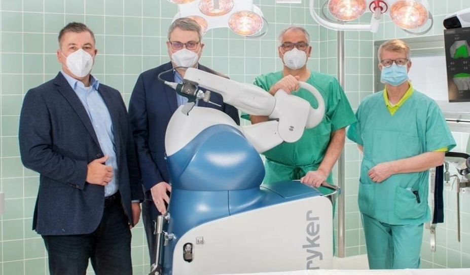 (V.l.n.r.): Siegfried Ristau, Geschäftsführer der Elbe Kliniken und OsteMed, Marco Prietz, Landrat des Landkreises Rotenburg (Wümme), Chefarzt Dr. Jörg Franke und Dr. Jürgen Bittersohl, Chefarzt der Klinik für Anästhesie und Intensivmedizin sowie Ärztlicher Direktor des OsteMed-Klinikums Bremervörde mit dem neuen MAKO-Roboter. Foto: Martin Elsen