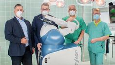 (V.l.n.r.): Siegfried Ristau, Geschäftsführer der Elbe Kliniken und OsteMed, Marco Prietz, Landrat des Landkreises Rotenburg (Wümme), Chefarzt Dr. Jörg Franke und Dr. Jürgen Bittersohl, Chefarzt der Klinik für Anästhesie und Intensivmedizin sowie Ärztlicher Direktor des OsteMed-Klinikums Bremervörde mit dem neuen MAKO-Roboter. Foto: Martin Elsen