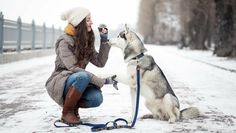Damit auch er den Winter genießen kann, sollten streuverantwortliche Anlieger nicht mehr Streumittel einsetzen als notwendig.