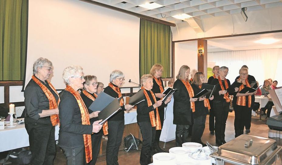 Der Landfrauenchor sang verschiedene Lieder als Einstimmung auf einen sehr informativen Vortrag.