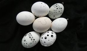 Verschiedene Dekorationsartikel wie Eier warten darauf, gekauft zu werden.