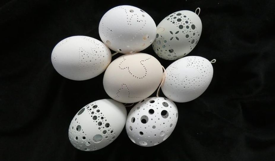 Verschiedene Dekorationsartikel wie Eier warten darauf, gekauft zu werden.