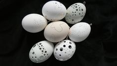 Verschiedene Dekorationsartikel wie Eier warten darauf, gekauft zu werden.