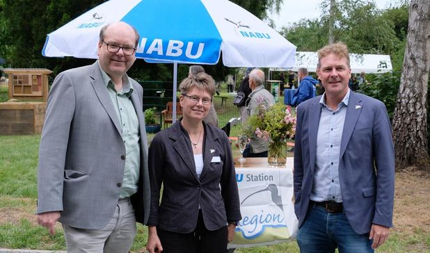 Umweltminister Christian Meyer, ÖNSOR-Leiterin Sarina Pils und der Vorsitzende vom NABU Niedersachsen, Prof. Dr. Holger Buschmann, sind stolz auf die Arbeit des vergangene Jahrzehnts.
