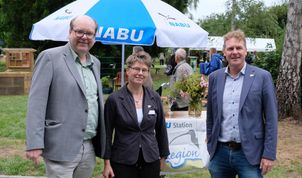 Umweltminister Christian Meyer, ÖNSOR-Leiterin Sarina Pils und der Vorsitzende vom NABU Niedersachsen, Prof. Dr. Holger Buschmann, sind stolz auf die Arbeit des vergangene Jahrzehnts.