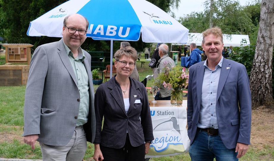Umweltminister Christian Meyer, ÖNSOR-Leiterin Sarina Pils und der Vorsitzende vom NABU Niedersachsen, Prof. Dr. Holger Buschmann, sind stolz auf die Arbeit des vergangene Jahrzehnts.