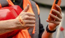 „Passt der Lohn? Was ist mit Überstunden und Urlaub? - Fragen, auf die Dr. Azubi Antworten weiß.