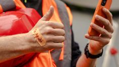 „Passt der Lohn? Was ist mit Überstunden und Urlaub? - Fragen, auf die Dr. Azubi Antworten weiß.