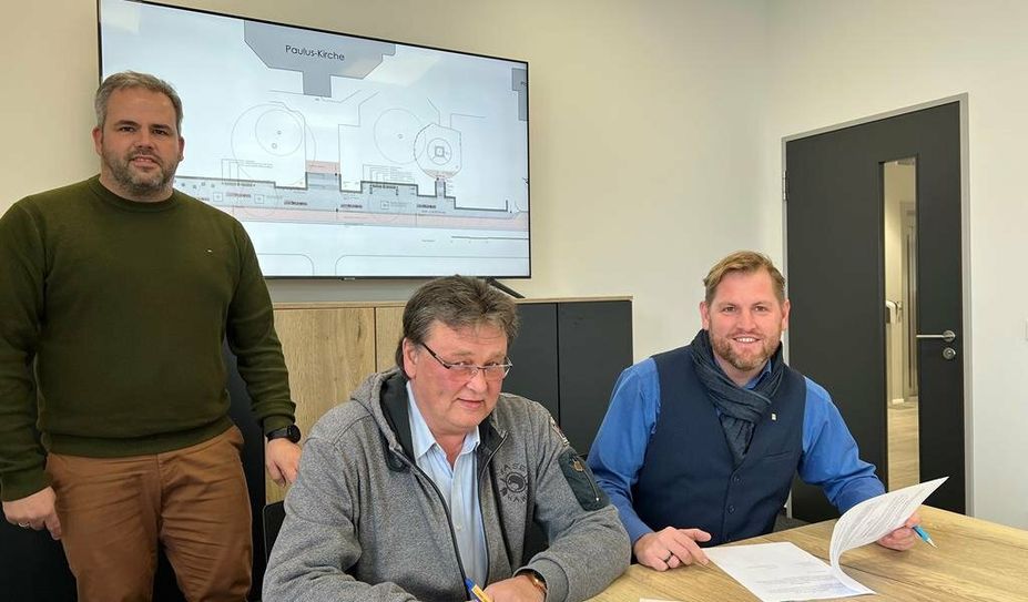 V.l.: Verwaltungsleiter Marcel van der Pütten, Vorsitzender Kirchenvorstand, Norbert Steffens und Bürgermeister Marc Breitenfeld. Foto: eb