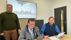 V.l.: Verwaltungsleiter Marcel van der Pütten, Vorsitzender Kirchenvorstand, Norbert Steffens und Bürgermeister Marc Breitenfeld. Foto: eb