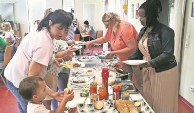 Oerel (eb). Das DRK-Mehrgenerationenhaus im Koopmannhof veranstaltete ein Grillfest mit den Geflüchteten, die in der SG Geestequelle untergebracht sind und den ehrenamtlichen Helfenden. Es waren um die 50 Personen vor Ort. Es gab Grillgut, Salate und Beilagen. Die meisten der Geflüchteten sind Teilnehmende aus dem niedrigschwelligen Sprachkurs für alle Altersstufen „How to Deutsch“, der immer dienstags von 16 bis 17 Uhr stattfindet.