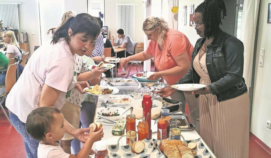 Oerel (eb). Das DRK-Mehrgenerationenhaus im Koopmannhof veranstaltete ein Grillfest mit den Geflüchteten, die in der SG Geestequelle untergebracht sind und den ehrenamtlichen Helfenden. Es waren um die 50 Personen vor Ort. Es gab Grillgut, Salate und Beilagen. Die meisten der Geflüchteten sind Teilnehmende aus dem niedrigschwelligen Sprachkurs für alle Altersstufen „How to Deutsch“, der immer dienstags von 16 bis 17 Uhr stattfindet.