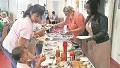 Oerel (eb). Das DRK-Mehrgenerationenhaus im Koopmannhof veranstaltete ein Grillfest mit den Geflüchteten, die in der SG Geestequelle untergebracht sind und den ehrenamtlichen Helfenden. Es waren um die 50 Personen vor Ort. Es gab Grillgut, Salate und Beilagen. Die meisten der Geflüchteten sind Teilnehmende aus dem niedrigschwelligen Sprachkurs für alle Altersstufen „How to Deutsch“, der immer dienstags von 16 bis 17 Uhr stattfindet.