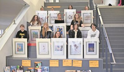Die Gewinner:innen bekamen von Sponsoren Sachspenden, darunter Schwimmbad- und Kinogutscheine, Kreativstes und Kunstbücher.