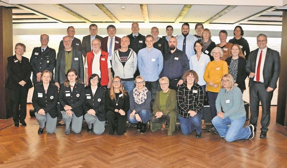 Stellvertretend für knapp 200 Personen, die im vergangenen Jahr die Ehrenamtskarte erhalten haben, wurden in Kuhstedt 26 Engagierte geehrt.
