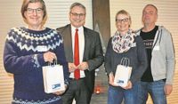 Landrat Marco Prietz (2. v. li.) mit Fußballtrainer John Wulff (li.) und Nicole und Martin Müller vom DRK-Bereitschaftssanitäter:innen-Team aus Bremervörde.