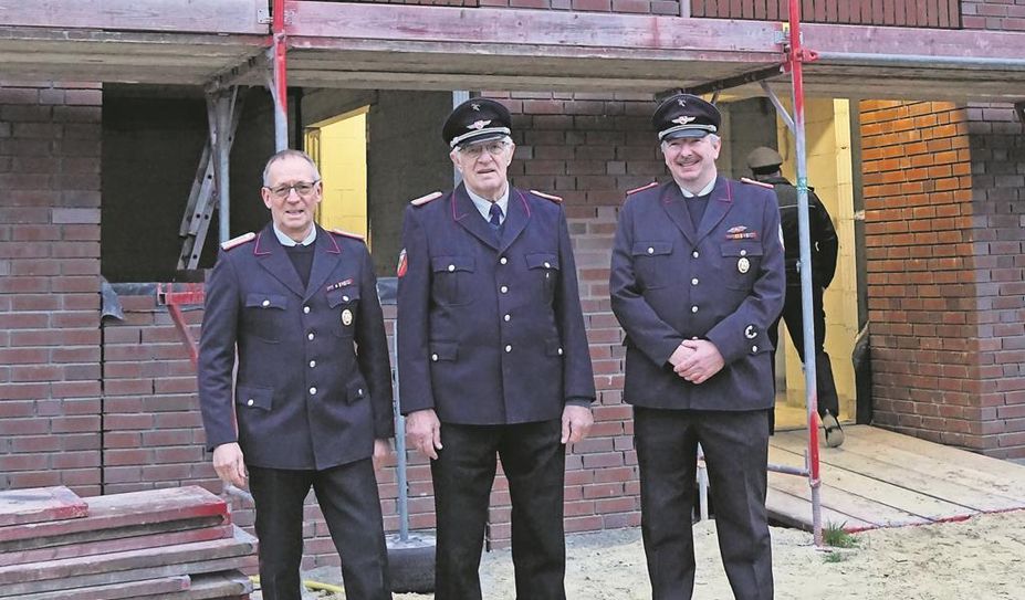 Die ehemaligen Ortsbrandmeister Wilfried Geils (links) und Hinrich Adrian (Mitte) gratulierten Ortsbrandmeister Stefan Adrian.