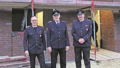 Die ehemaligen Ortsbrandmeister Wilfried Geils (links) und Hinrich Adrian (Mitte) gratulierten Ortsbrandmeister Stefan Adrian.