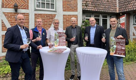 Die Organisatoren freuen sich, den Gästen auch in diesem Jahr wieder eine bunte Mischung aus Wein, Kulinarik und Musik anbieten zu können.