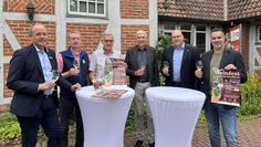Die Organisatoren freuen sich, den Gästen auch in diesem Jahr wieder eine bunte Mischung aus Wein, Kulinarik und Musik anbieten zu können.