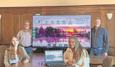 Bürgermeister Jürgen Kuck, Marc von Leesen (hinten v.l.), Leonora Heerdegen und Jouline Serwe (vorne v.l.) sind stolz auf die neue Internetseite.