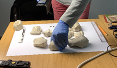 Der Kulturwissenschaftler Christian Kamman untersucht interessante Funde.