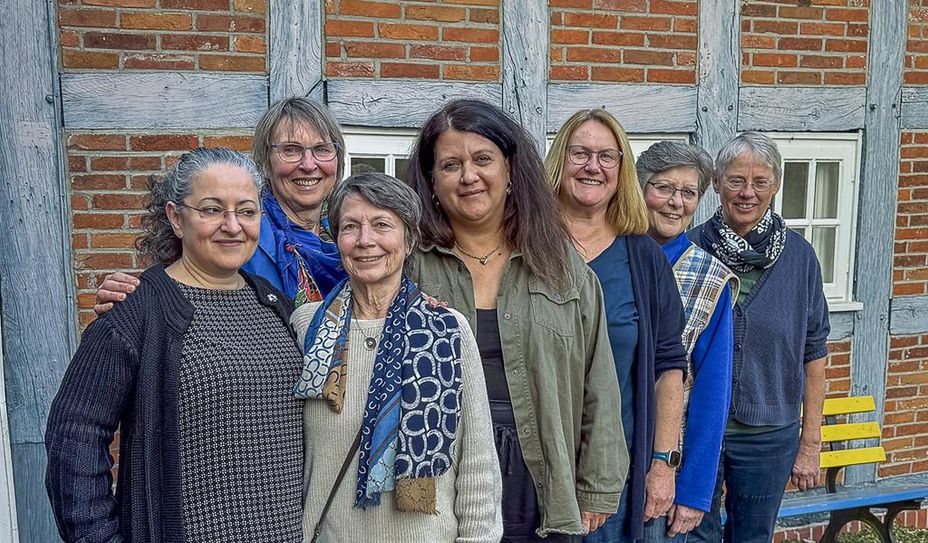 Die Teilnehmerinnen des Vorbereitungskurses für die Sterbebegleitung in der Pfarrdiele an der St. Georgskirche in Sankt Jürgen.