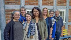 Die Teilnehmerinnen des Vorbereitungskurses für die Sterbebegleitung in der Pfarrdiele an der St. Georgskirche in Sankt Jürgen.