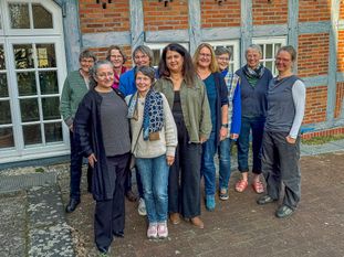 Viele gemeinsame Stunden verbrachten die Lehrenden und die Teilnehmerinnen des Vorbereitungskurses für die Sterbebegleitung in der Pfarrdiele an der St. Georgskirche in Sankt Jürgen