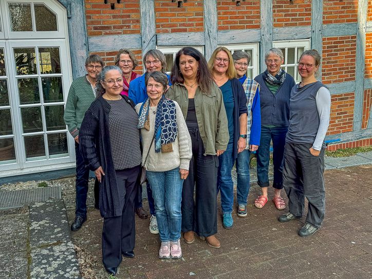Viele gemeinsame Stunden verbrachten die Lehrenden und die Teilnehmerinnen des Vorbereitungskurses für die Sterbebegleitung in der Pfarrdiele an der St. Georgskirche in Sankt Jürgen